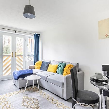 Two Bedroom Flat Near Colchester Hospital With Free Parking And Internet Mile End Eksteriør billede
