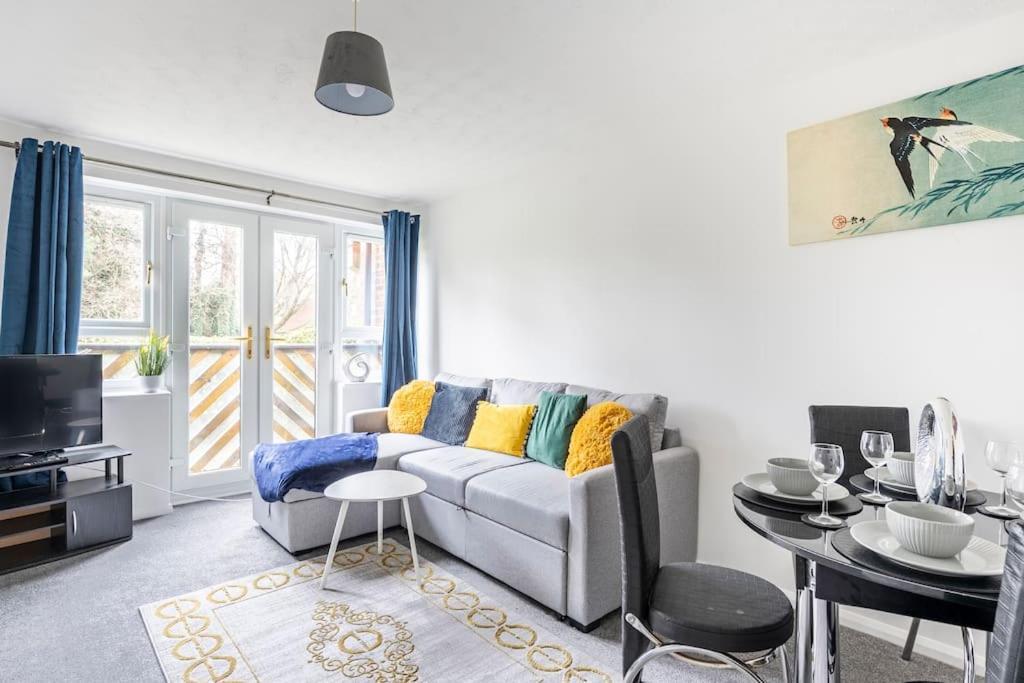Two Bedroom Flat Near Colchester Hospital With Free Parking And Internet Mile End Eksteriør billede