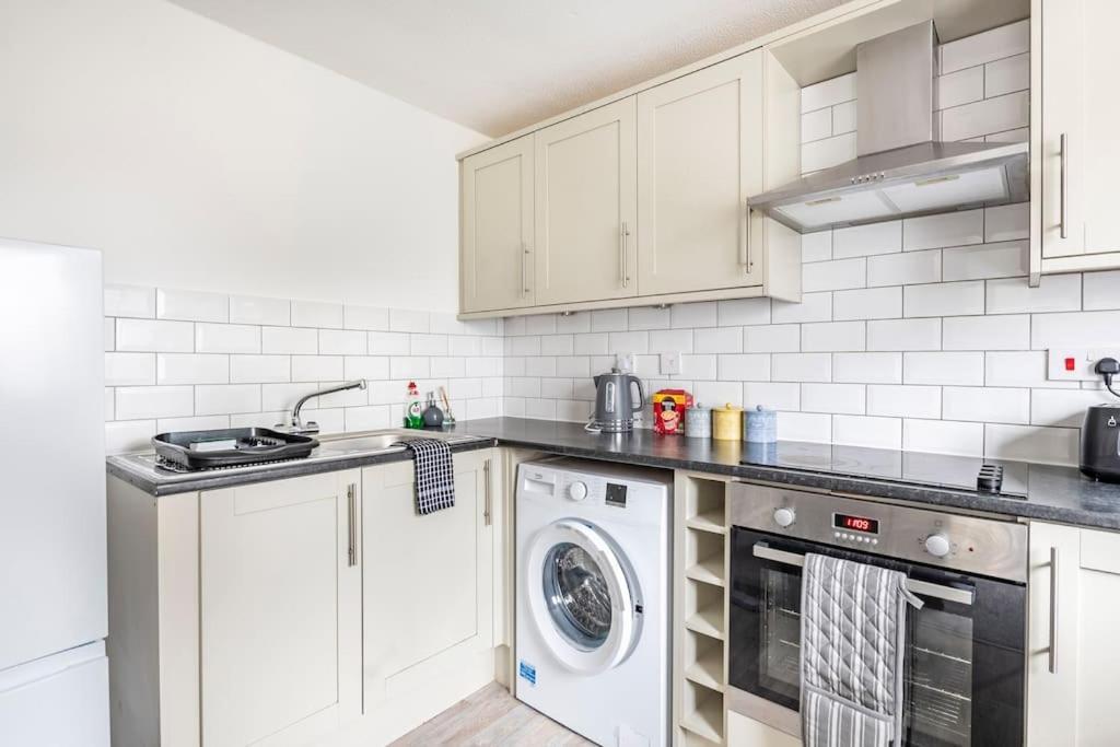 Two Bedroom Flat Near Colchester Hospital With Free Parking And Internet Mile End Eksteriør billede