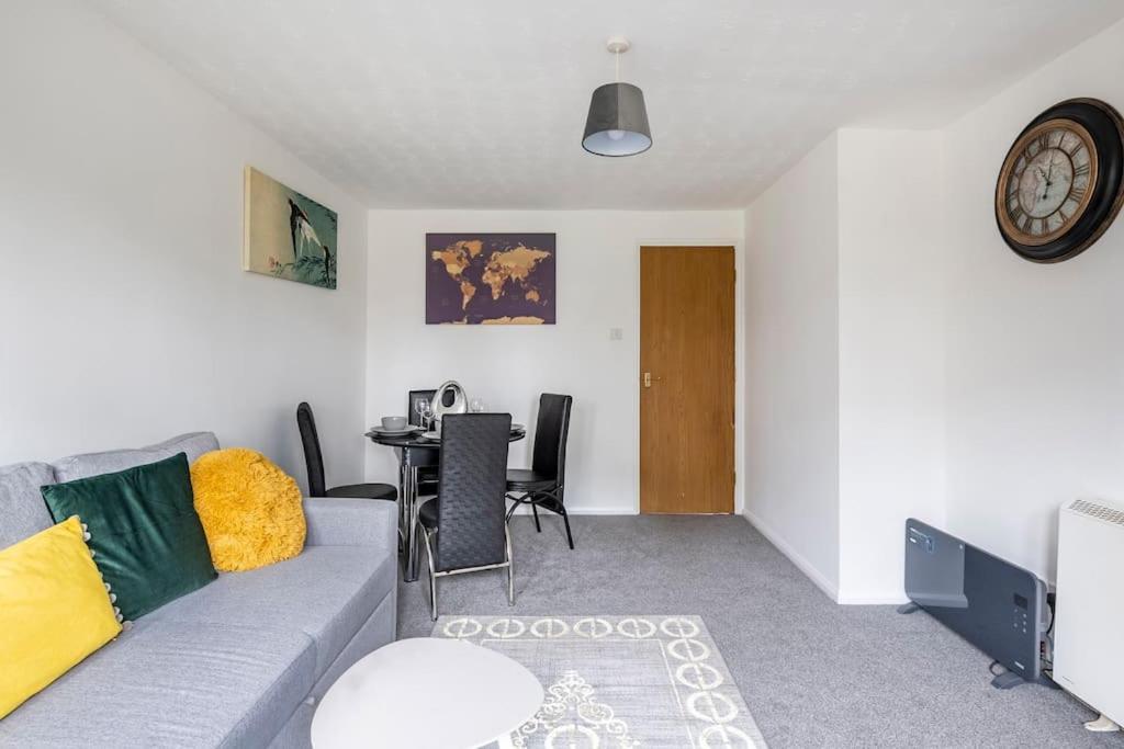 Two Bedroom Flat Near Colchester Hospital With Free Parking And Internet Mile End Eksteriør billede