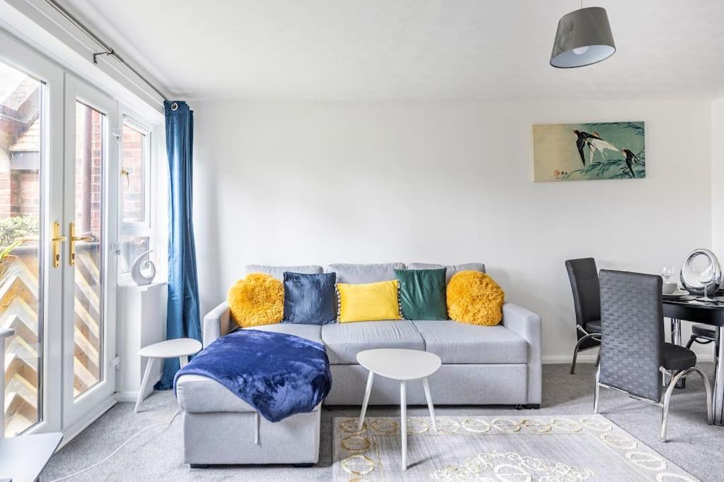 Two Bedroom Flat Near Colchester Hospital With Free Parking And Internet Mile End Eksteriør billede