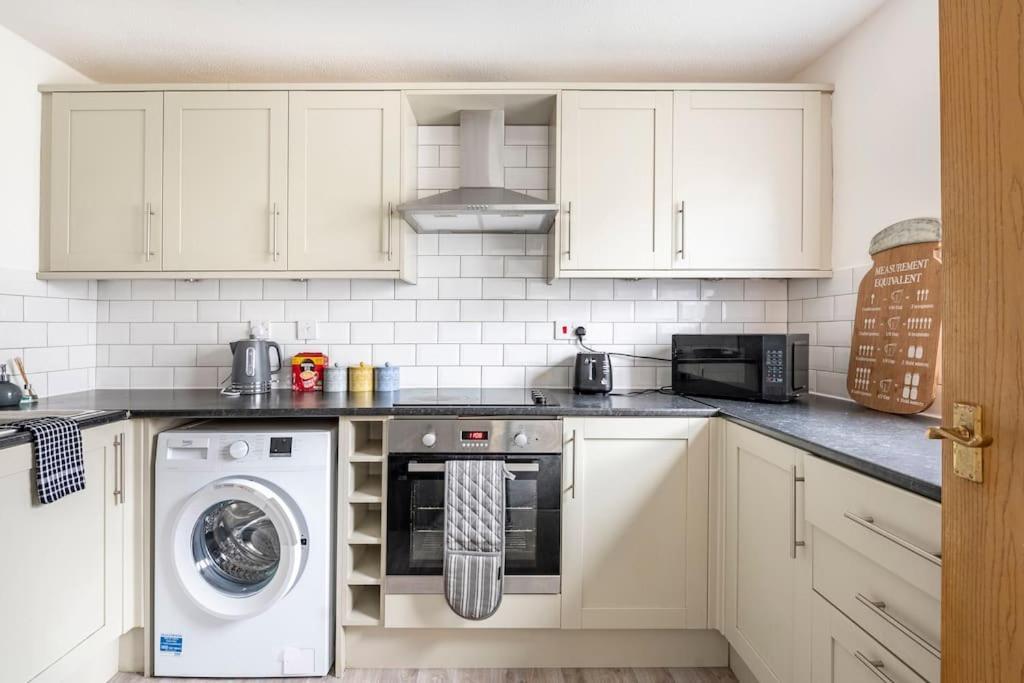 Two Bedroom Flat Near Colchester Hospital With Free Parking And Internet Mile End Eksteriør billede